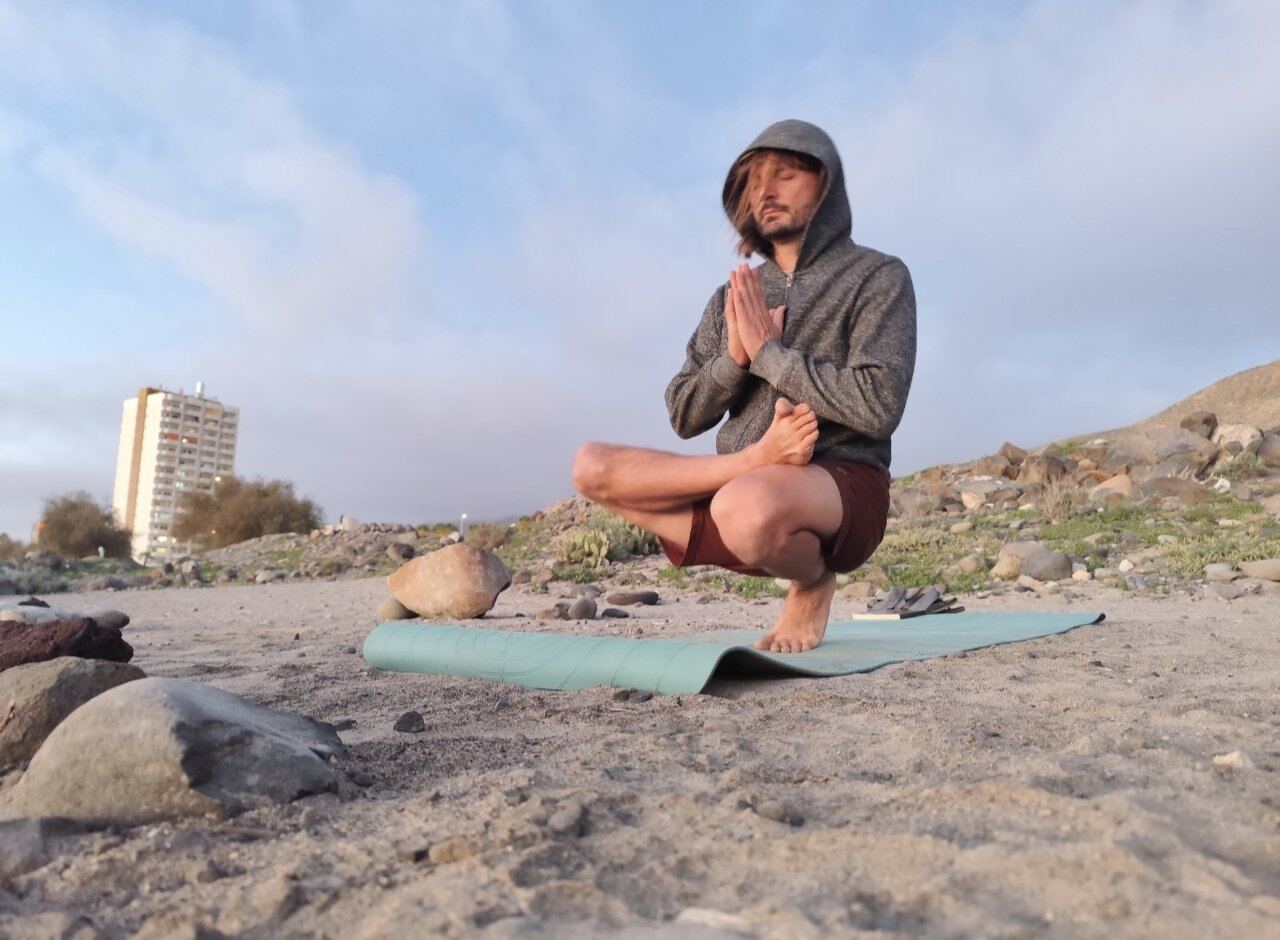 Abraham en meditación con las manos en namaste
