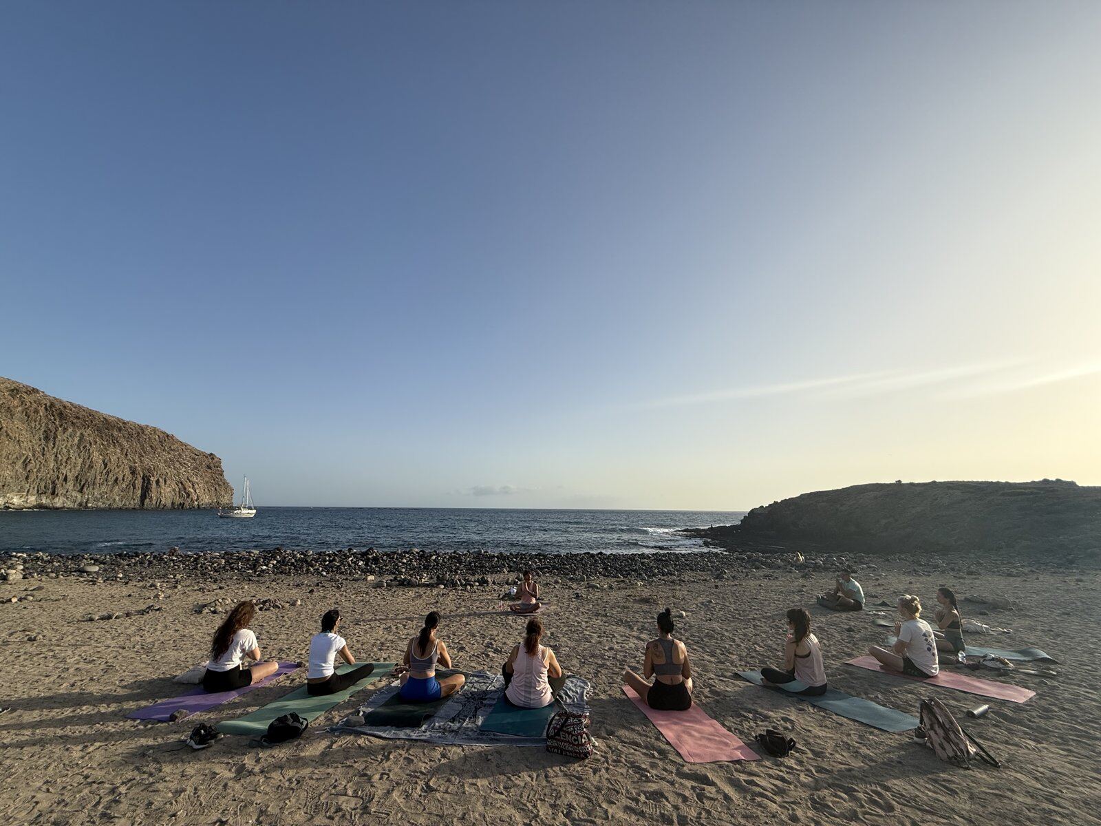 Clase de yoga en la playa frente al Atlántico