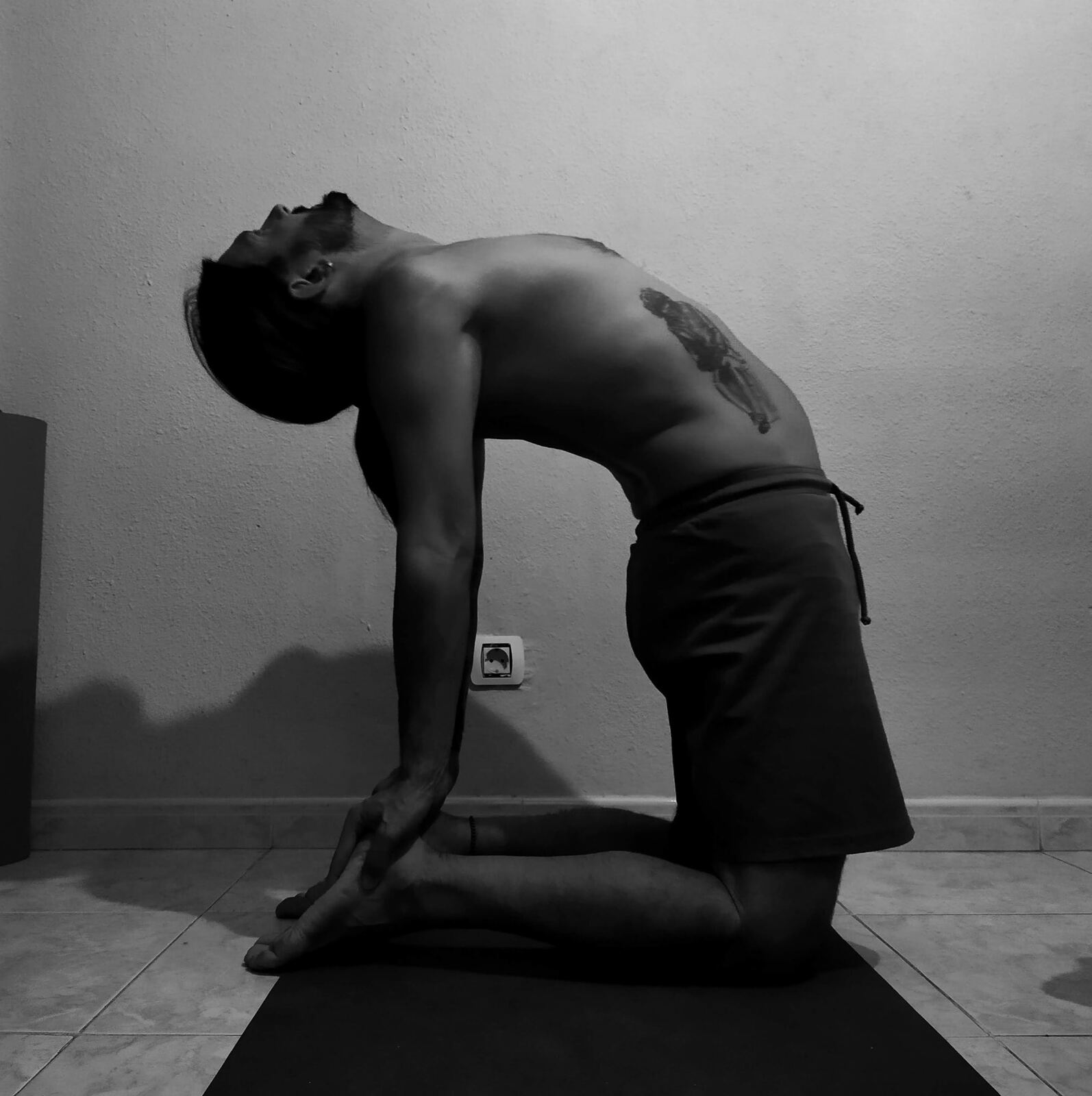 Retrato de Abraham, profesor de yoga, en postura ustrasana