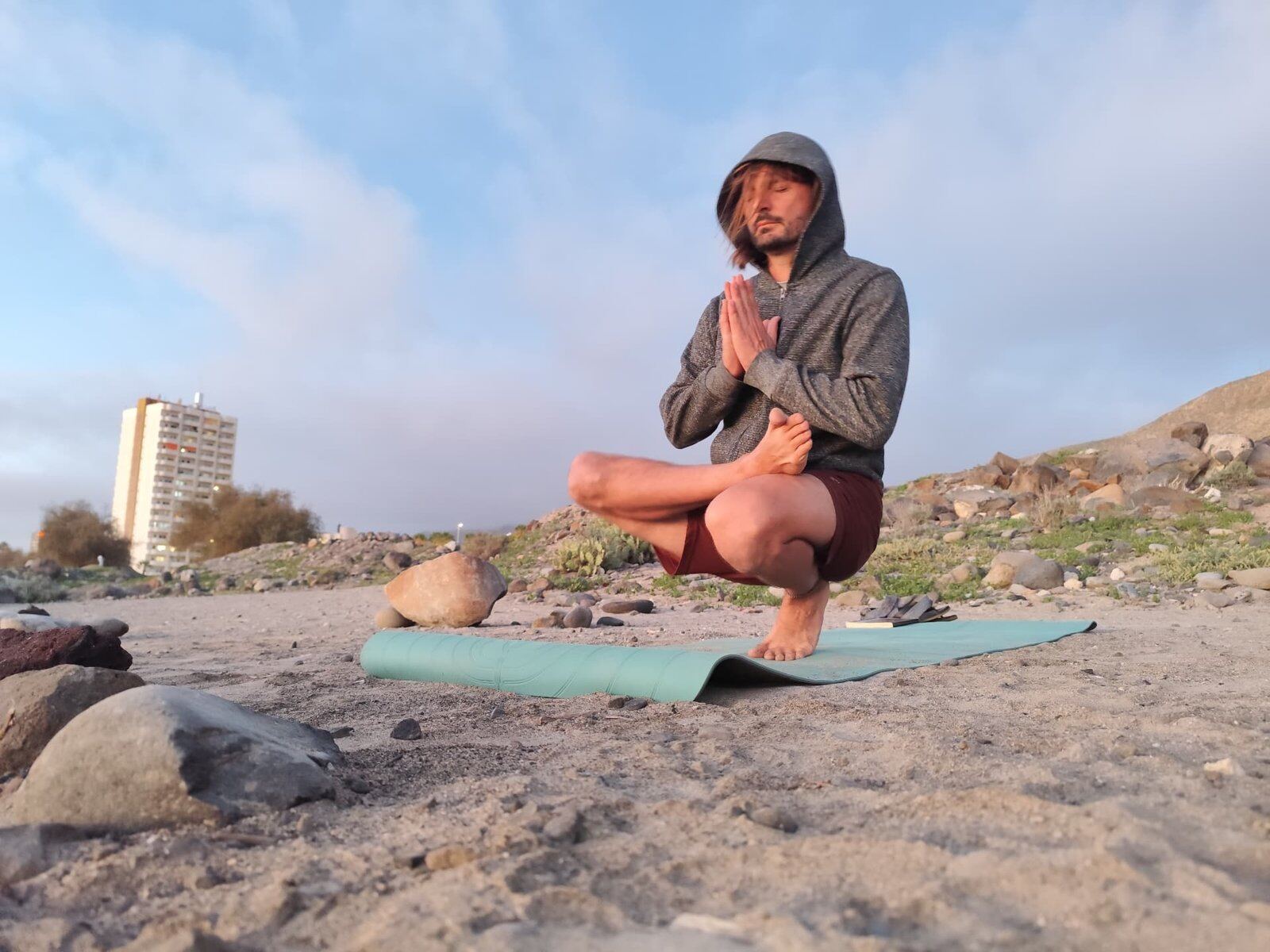 Abraham en postura de equilibrio sobre la arena
